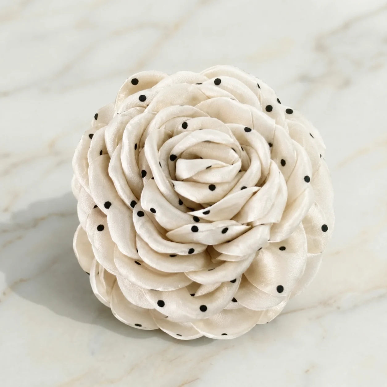 NAMISO | Hana Rose | Hárklemma | Kremlituð með svörtum doppum | 12cm