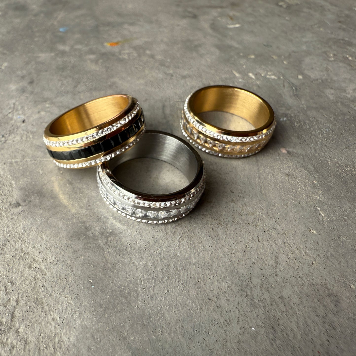 Hringur | m kristalssteinum