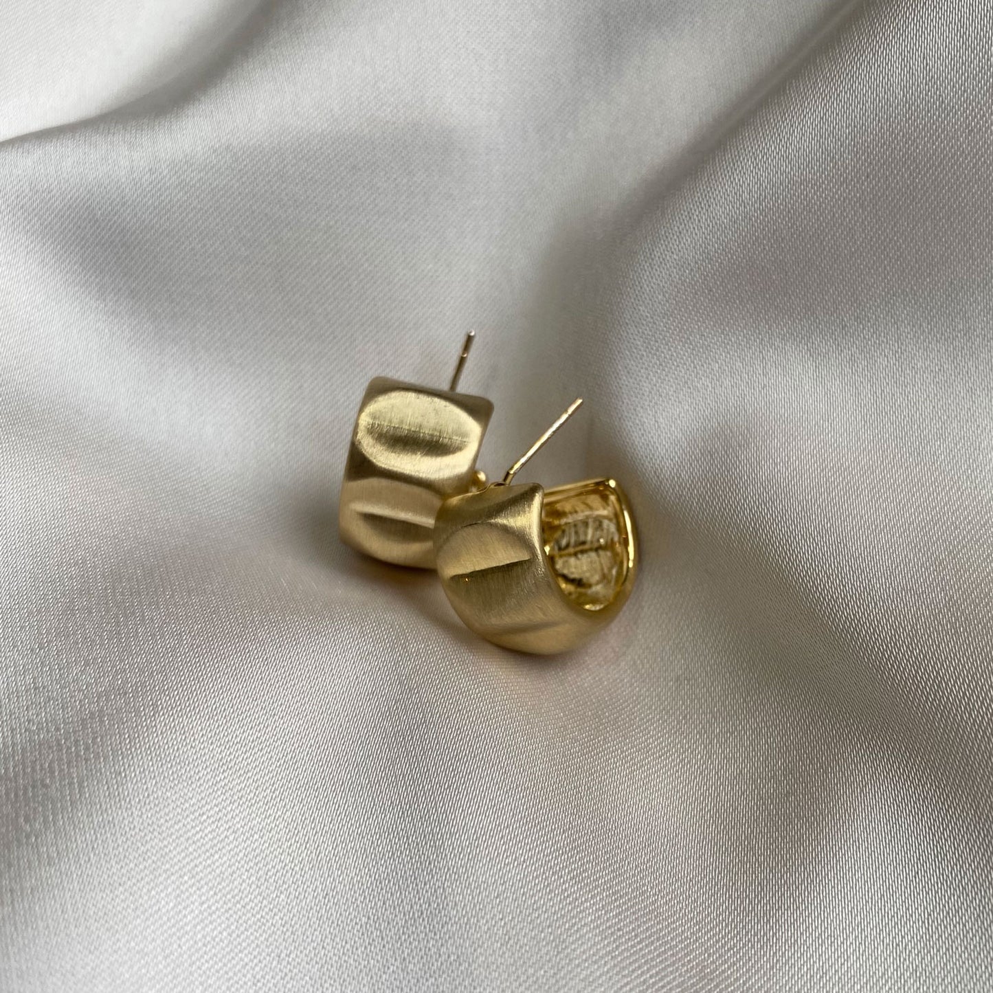Eyrnalokkar | Steel satin| Gull 14k
