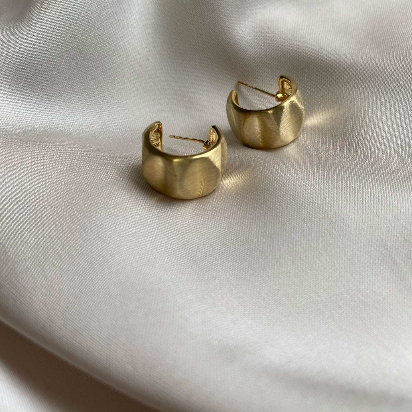 Eyrnalokkar | Steel satin| Gull 14k