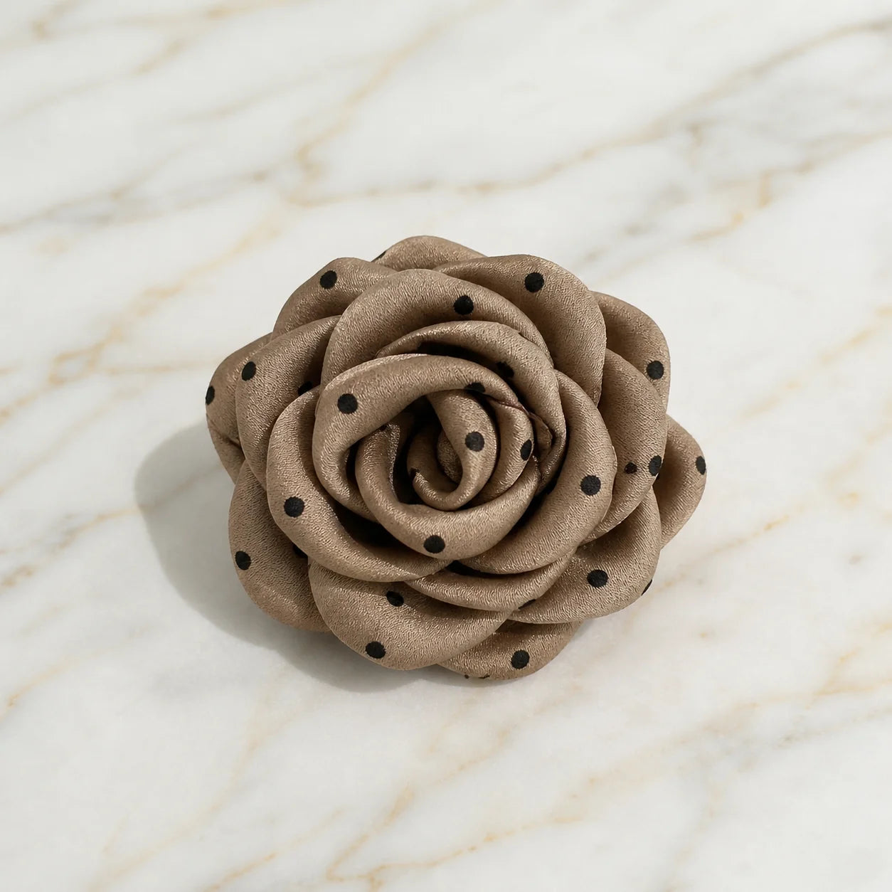 NAMISO | Hana Rose | Hárklemma | Brún með doppum | 9 cm