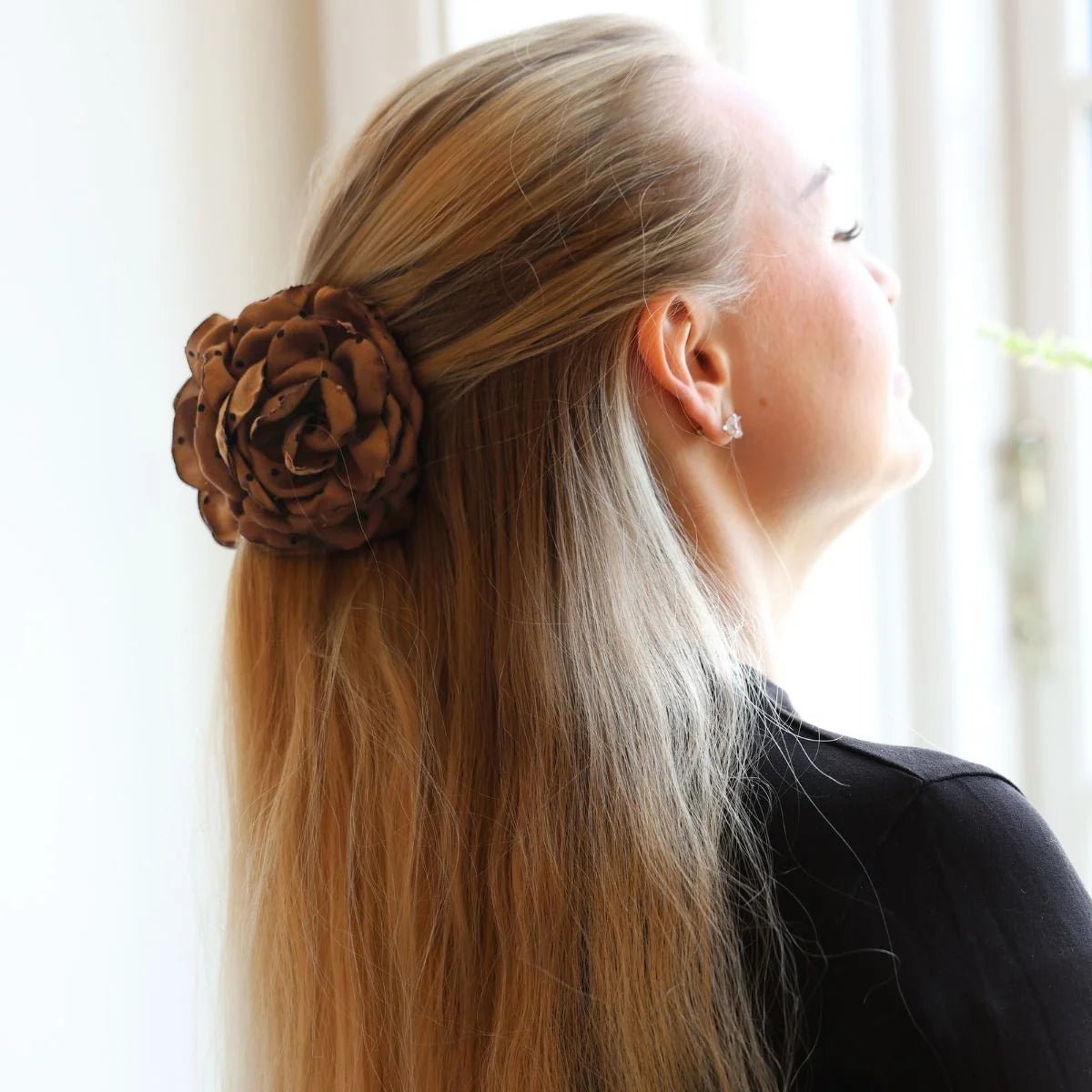 NAMISO | Hana Rose | Hárklemma | Brún með doppum | 9 cm
