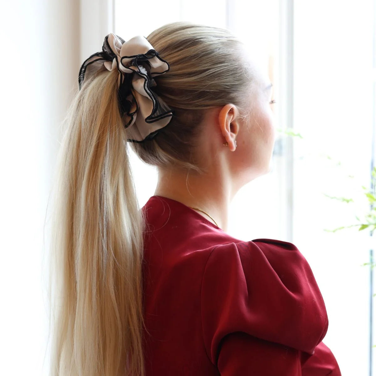 NAMISO | Zenya Scrunchie | Creme / black