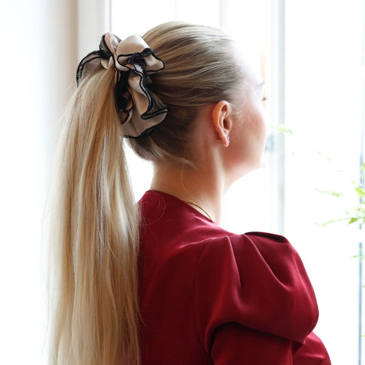 NAMISO | Zenya Scrunchie | Creme / black