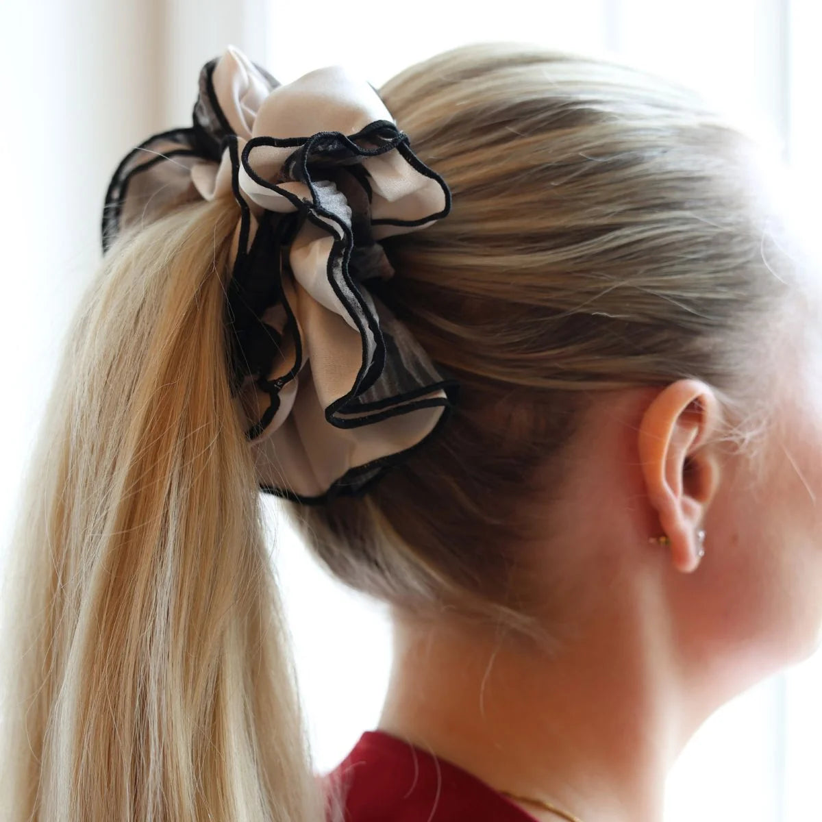 NAMISO | Zenya Scrunchie | Creme / black
