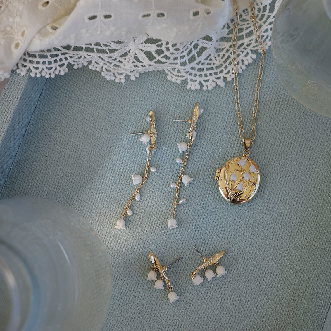 Eyrnalokkar Hangandi | Lilies & Pearls | Gull